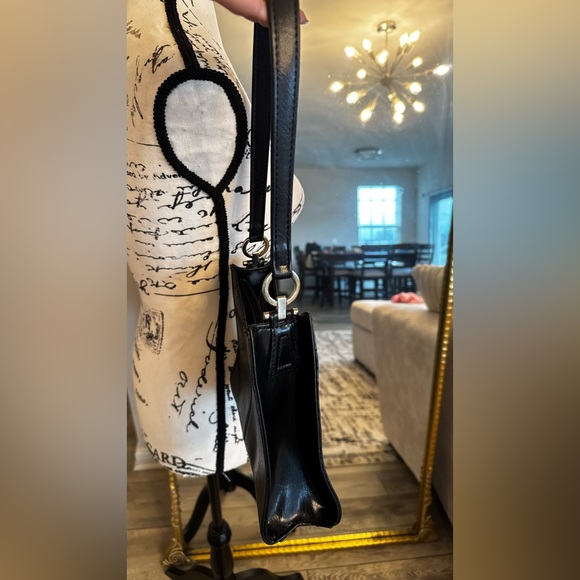 Liz Claiborne Classic Black Shoulder Bag - Picture 3 of 9